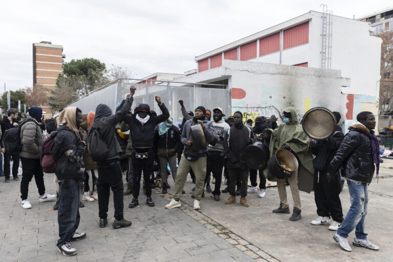 Varios inmigrantes protestan en la plaza que ya han abandonado.VICTORIA ROVIRA ARABA PRESS